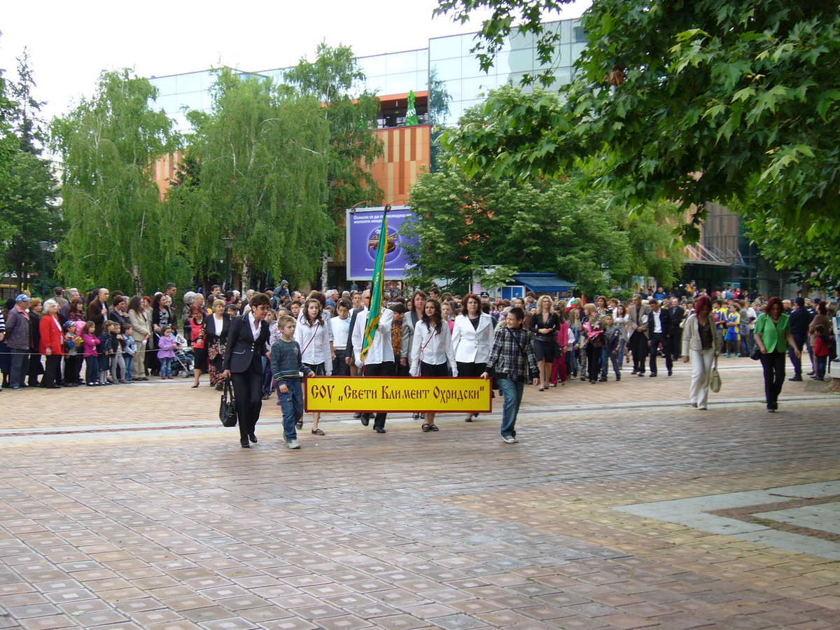 defile24051233 Празнуваме 24 май с дефиле, награждаване на най-добрите учители и връчване на „Ловешки меч“