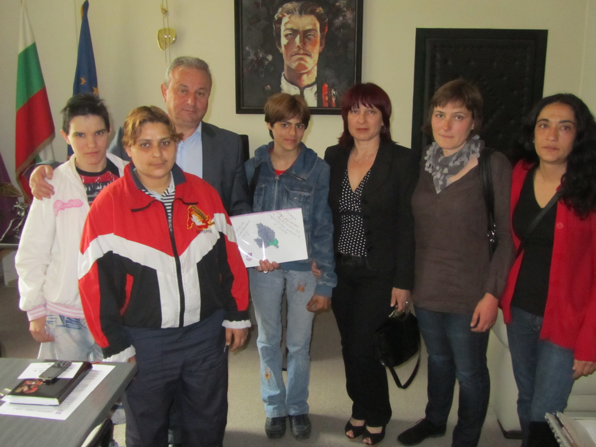 kmetdeca1005121 Деца от социалните услуги подариха на кмета Казанджиев ръчно изработена книга с препоръки за развитието на Ловеч