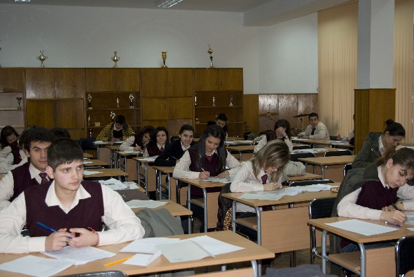 maturi2005121 Започват МАТУРИТТЕ! 1270 зрелостници се явяват на зрелостният изпит по Български език и литература