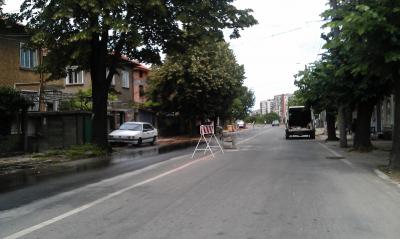 dupka1406121 Дупката на ул.“3-ти март“ е ремонтирана. За сметка на това, Мелта продължава да наводнява улицата