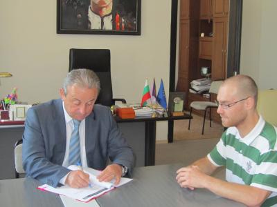 kmetdogovor806121 Кметът Казанджиев подписа днес договора за организиране и промотиране на иновативното културно събитие