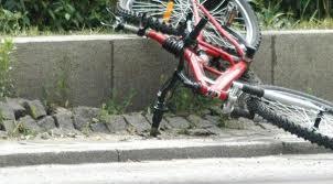 velo1206121 След пътен инцидент на бул. „България“, велосипедист е настанен в ортопедично отделение на МБАЛ Ловеч с фрактура на глезена