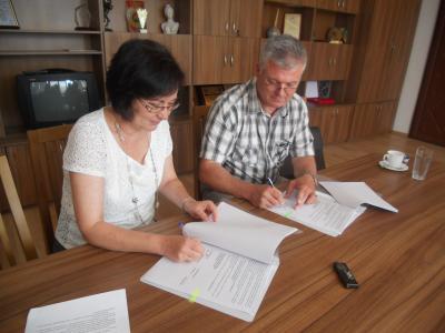 dogovor1107121 Кметът на Троян Донка Михайлова подписа договор за поддръжка на уличното осветление с фирма “Вийом” ЕООД