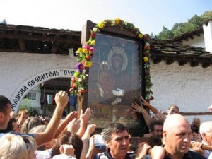 oreshakpanair908121 Полицията в Троян въвежда мерки за сигурност по време на храмовия празник на Троянския манастир и панаира в Орешак