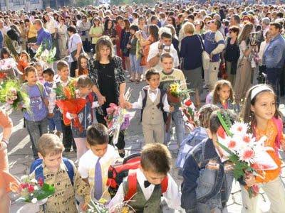 shol2308121 ЕКОМИСИЯ СЪБИРА УЧЕНИЧЕСКИ ПОСОБИЯ ЗА НУЖДАЕЩИТЕ СЕ ДЕЦА