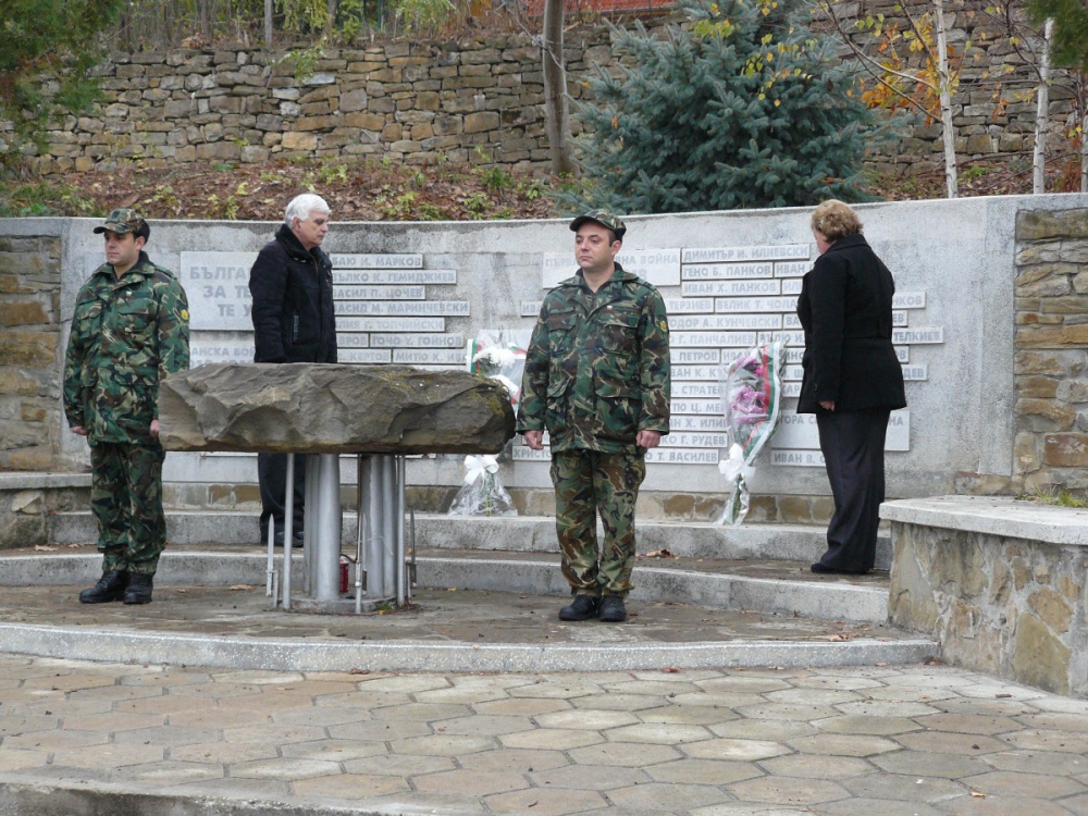 gorno pavlikeni1811121 Корнелия Маринова и Младен Младенов в Горно Павликени за празника на читалището и 100-годишнината на Балканската война