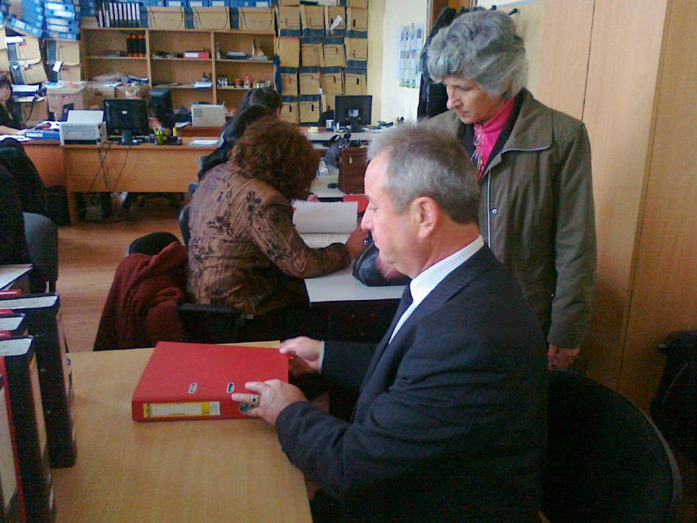 kmetdogovor2011121 Премиерът Борисов връчи на кмета Казанджиев договора на община Ловеч по схема „Помощ в дома”