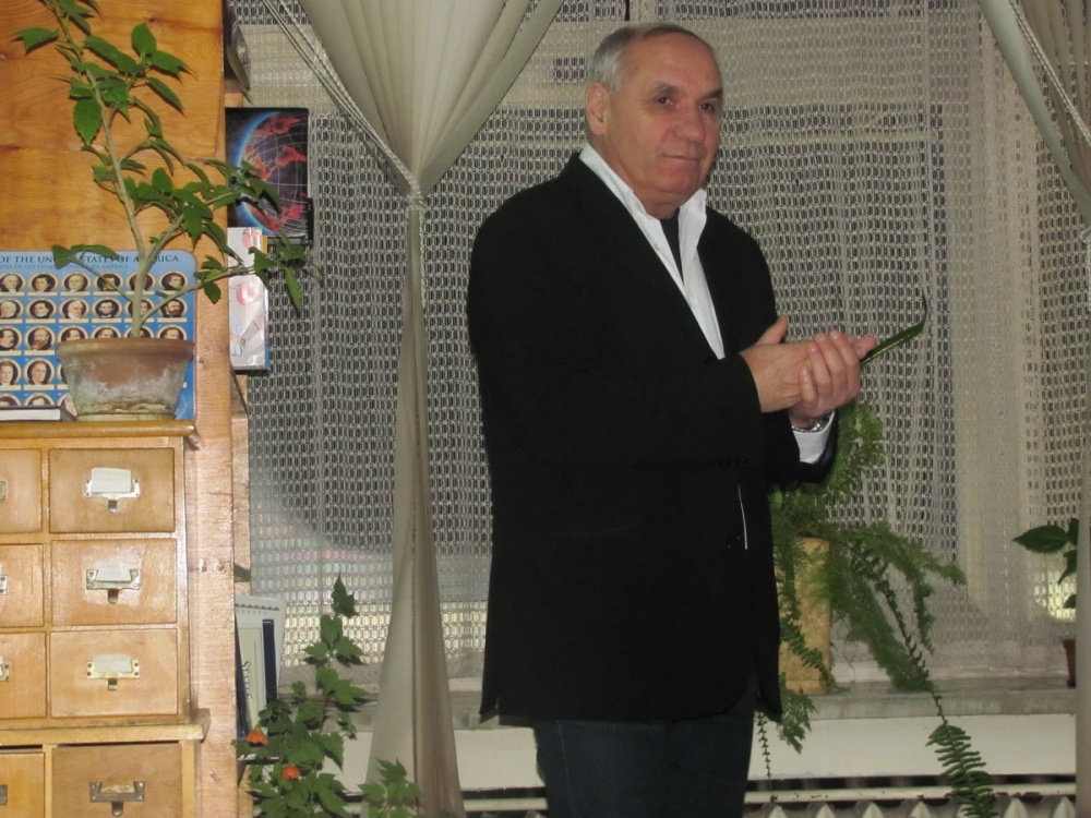 idakievlovech1612121 Журналистът Симеон Идакиев представи новата си книга “Светът и всичко в него” в Библиотеката