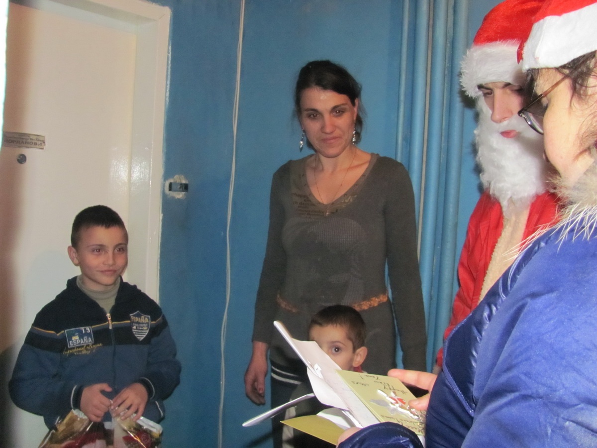 kolednanadejda28121210 „Коледна надежда“ за 20 семейства в нужда на ученици от ловешките училища донесоха доброволците от Библиотеката, БЧК Ловеч и информационният портал „Ловеч днес“