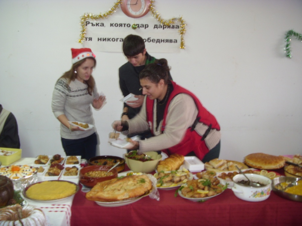 kulinarnaizlojba1712122 ВЪЗРАСТНИ И МЛАДИ ЧЕРВЕНОКРЪСЦИ НАПРАВИХА КОЛЕДНА КУЛИНАРНА ИЗЛОЖБА