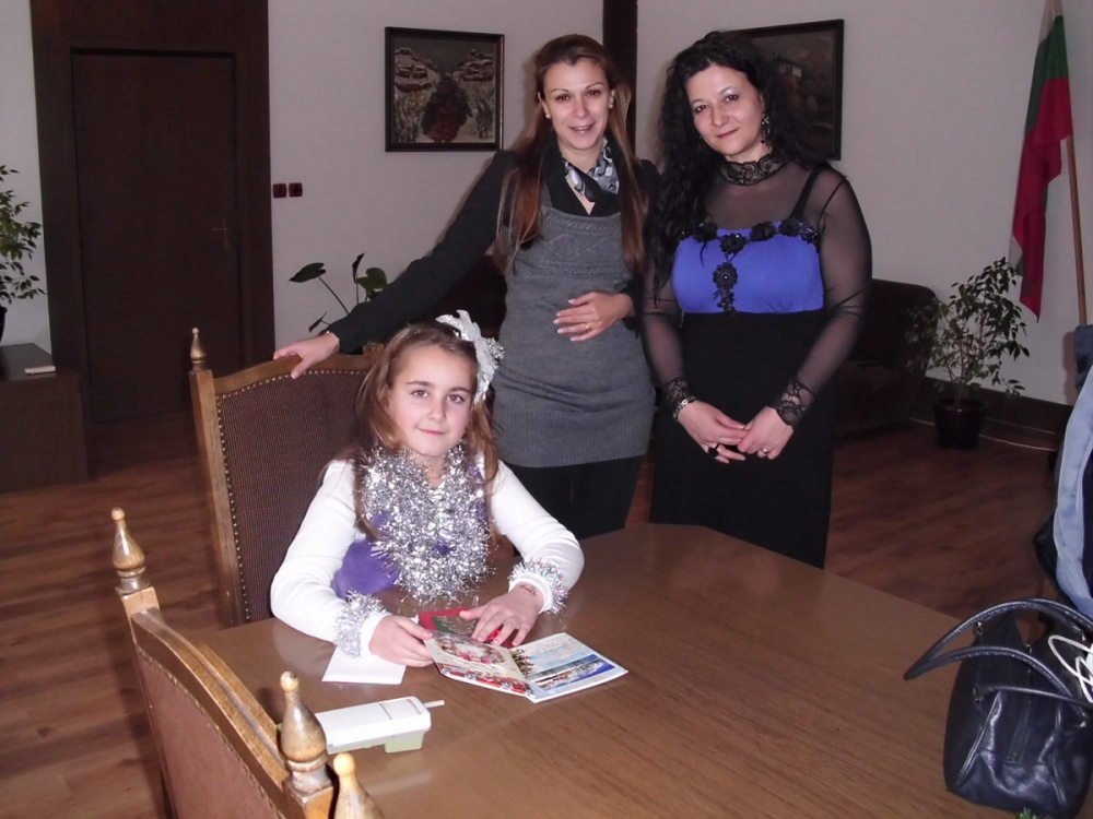 zornica2012122 Първокласничката Зорница от СОУ «Св. Кл. Охридски» донесе коледно настроение на Областен управител