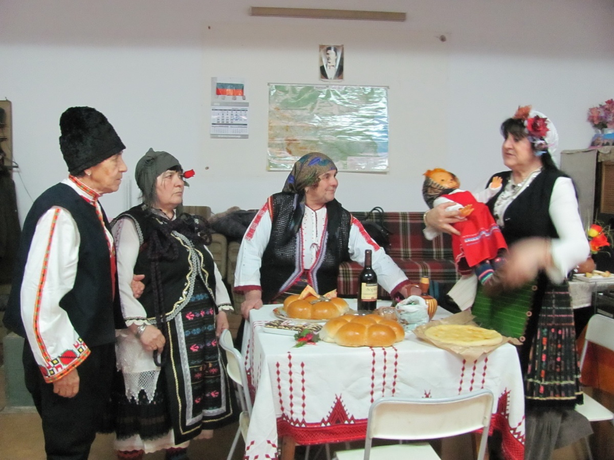 babinden2201132 ВЪЗРАСТНИ ДОБРОВОЛЦИ ИЗПЪЛНИХА РИТУАЛА БАБУВАНЕ НА МЛАДИ ЧЕРВЕКОТРЪСТЦИ ПО СЛУЧАЙ БАБИНДЕН
