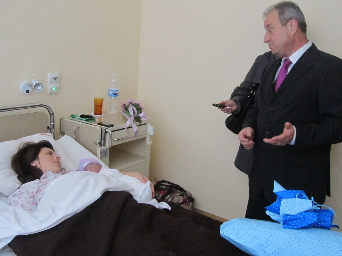 bebetalovech201132 Първият малчуган на Ловеч за 2013 г. се роди днес в 10.28 ч. с респектиращите мерки 4,5 кг и 55 см.