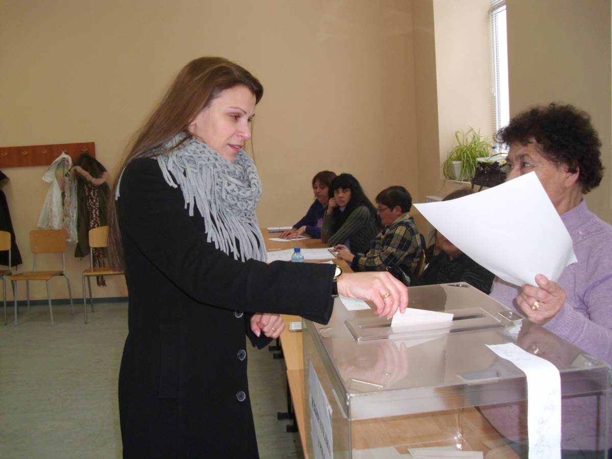 ou2601131 Областният управител гласува на Националния референдум