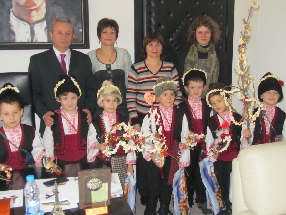 survakari201135 6-годишни сурвакари поздравиха днес общинската администрация с новата година