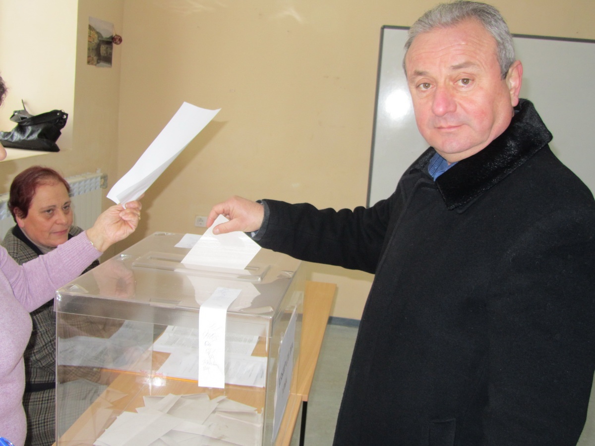 vot2601131 Казанджиев и Маринова гласуваха днес на референдума, изразявайки убедеността си в силата на гражданското общество