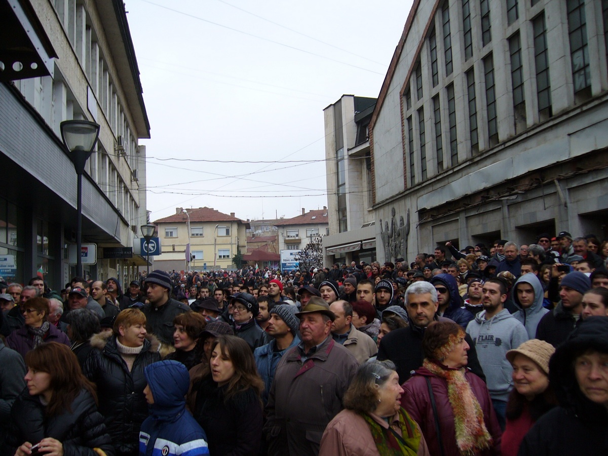 protestlovech17021331 Какво трябва да иска улицата, която остана без правителството?