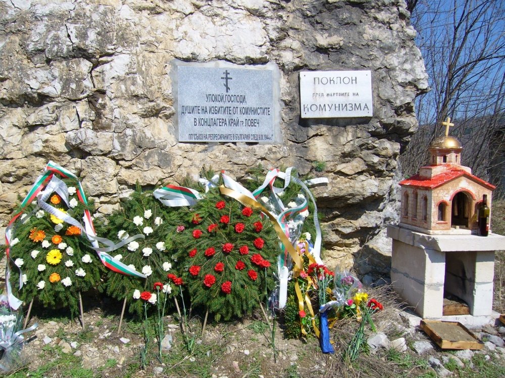 poklonenie24041330 Под скалите на „Слънчев бряг“, паметта за душите на мъртвите обедини духът на живите