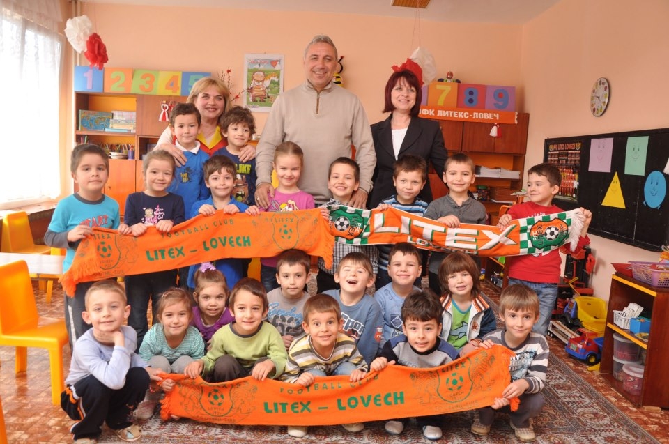 stoichkov1303131 Стоичков зарадва хлапета, Литекс с фенклуб в детска градина