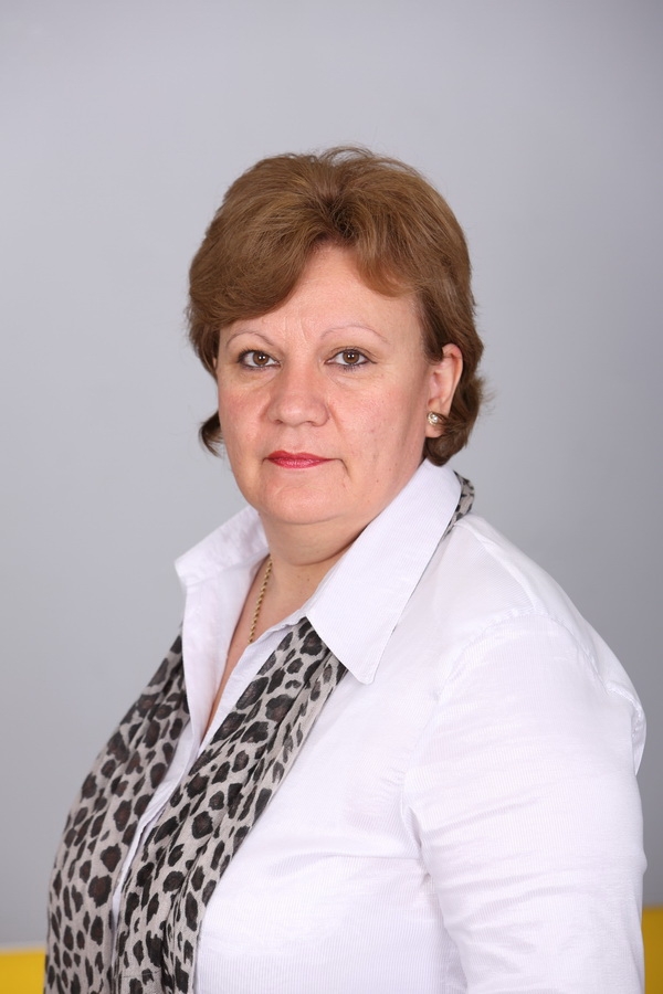 KorneliqMarinova1304131 Повече средства за читалищата, за иновации и повече внимание за интелекта и ума на България, поискаха в Ловешко от водача на листата Корнелия Маринова