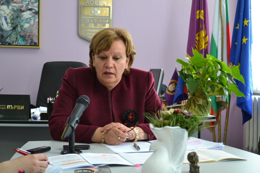 Marinova2304131 Корнелия Маринова, Председател на Общински съвет Ловеч: Това да имаме решение за определяне на „Почетен гражданин на град Ловеч“ се оказа по-важно от всичко останало от дневният ред, приет на редовно заседание