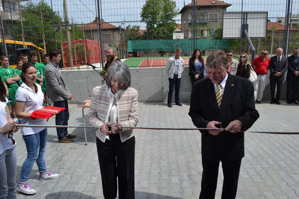 ezikovazala9051310 Вицепрезидентът Маргарита Попова откри новата спортна зала в Езиковата гимназия в Ловеч