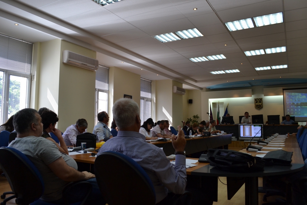 obs2805134 Общинският съвет одобри границите на районите, вида на предлаганите услуги и честотата на сметосъбиране и сметоизвозване през 2015 г.