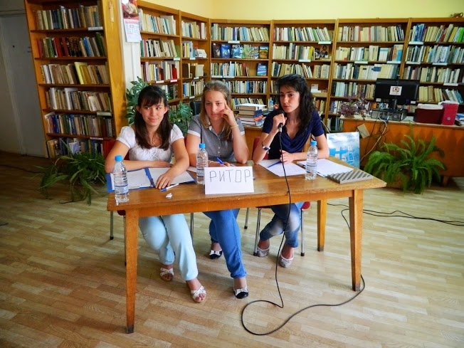 debat40613D Ученици от Ловеч и Троян участваха в състезание по публично говорене