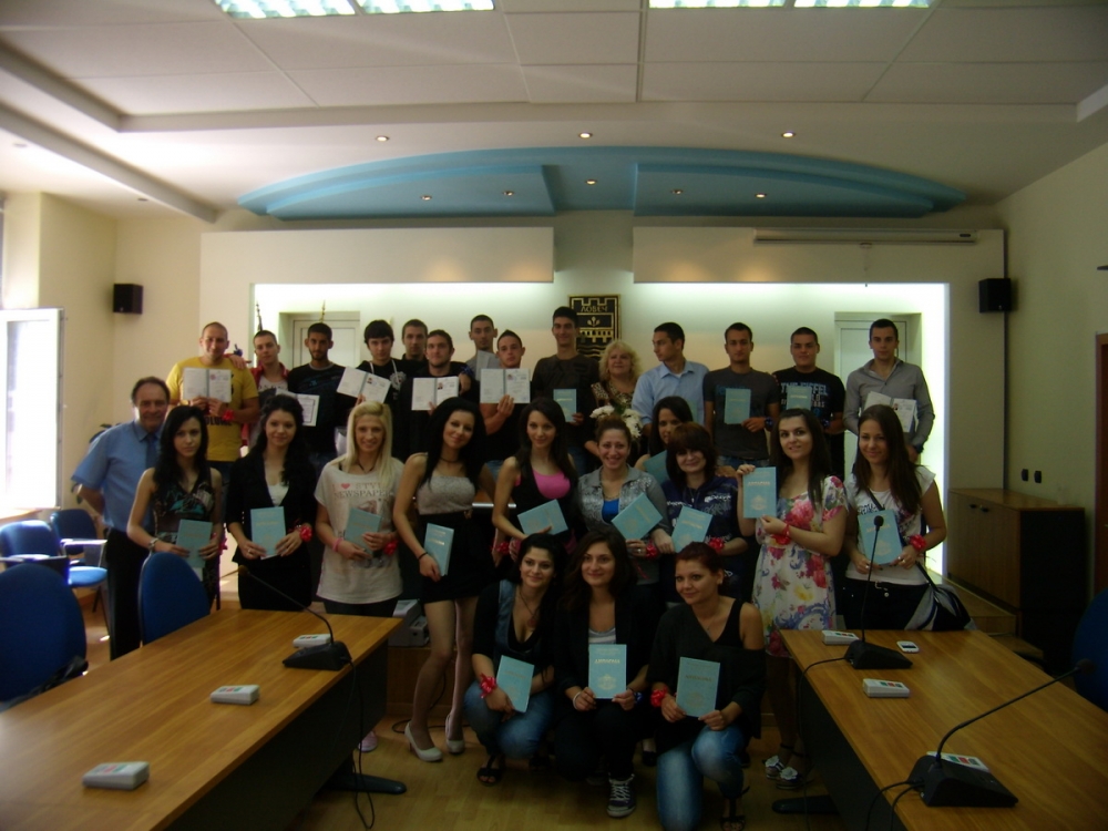 diplomi160613C Зам.-кметът Пламен Петков връчи дипломите на зрелостниците от СОУ „Тодор Кирков”