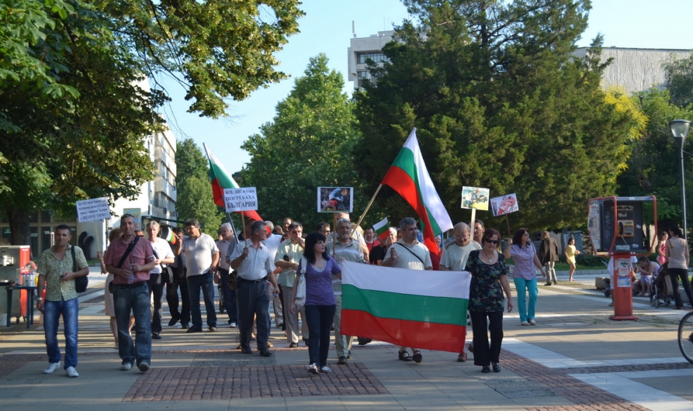protest170613D „Седянката“ в Ловеч се разтури. Започна протеста