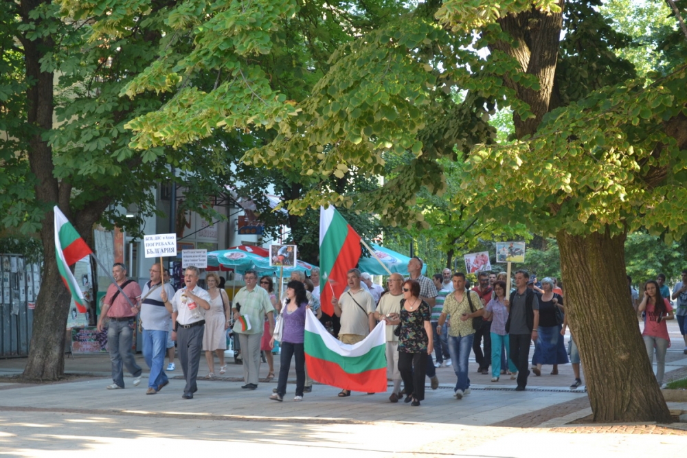 protest170613G Уважаеми учители, лекари, хора на културата и изкуството, носители на мечове и отличия, журналисти, инженери, членове на профсъюзи, членове на партии, къде сте?