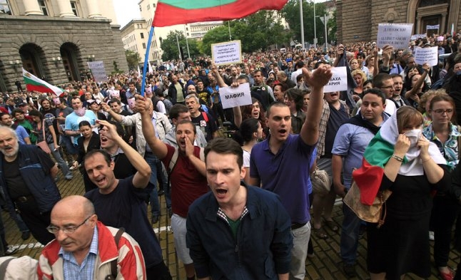 protestsf1406131 Млади приятели, барикадата има една достойна страна. От другата животът е глуПеевски!