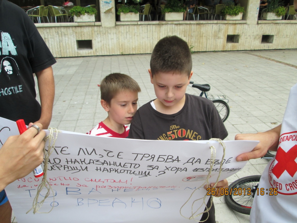 redcross270613A Доброволците от БМЧК Априлци преминаха обучение за превенция срещу наркоманията