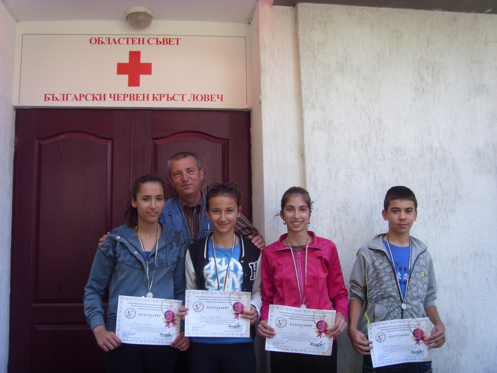 redcross306131 УЧЕНИЦИ ОТ СОУ „БАЧО КИРО”-ЛЕТНИЦА И УЧЕНИЦИ ОТ ЦЯЛАТА СТРАНА СЕ СЪСТЕЗАВАХА ПО ОКАЗВАНЕ НА ПЪРВА ПОМОЩ НА ХХVІІ НАЦИОНАЛНО СЪСТЕЗАНИЕ НА УЧЕНИЧЕСКИТЕ ЕКИПИ ПО ПЪРВА ПОМОЩ
