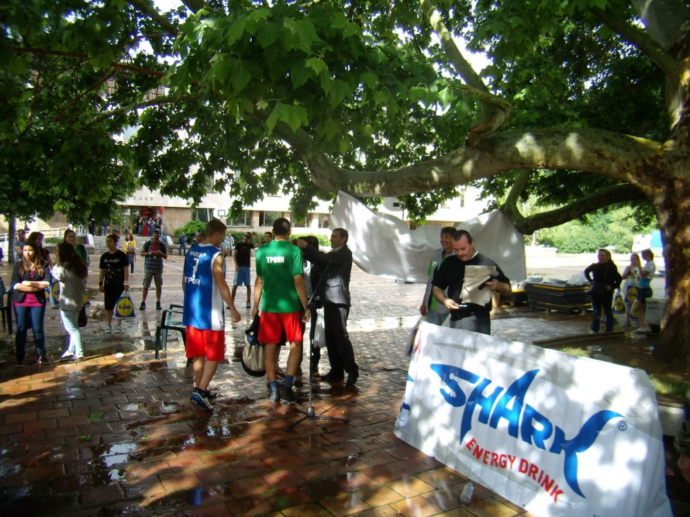 streetbasket106132 Над 100 ученици се включиха в шоуто по стрийтбаскет вчера