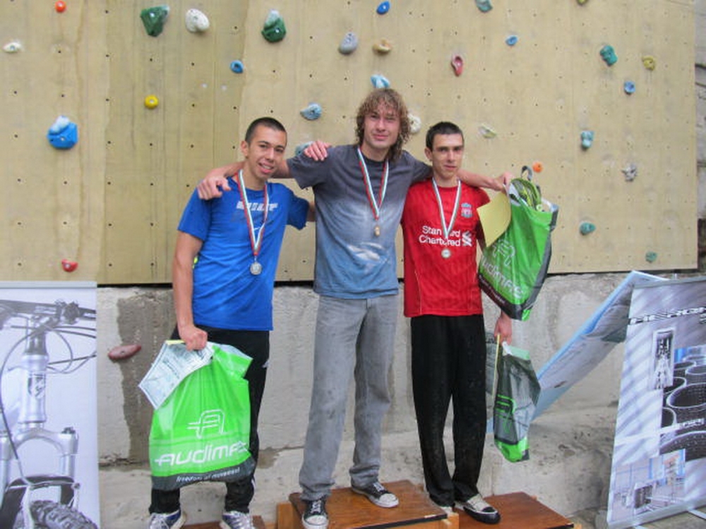velo10713A На 30.06.2013 г. неделя, под непрестанен дъжд, се проведе надпреварата “Bike adventure” Lovech 2013 – Тройно предизвикателство.