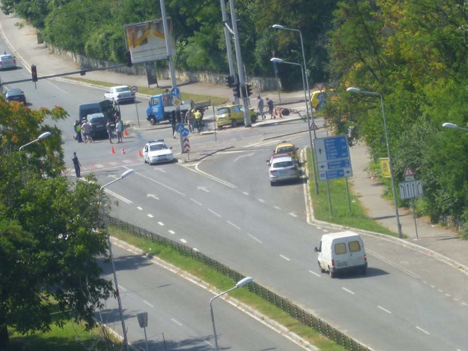 ptp808134 Такси и лек автомобил се удариха пред Механото