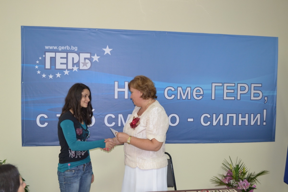 gerbstipendiq1609132 Годишна стипендия от ГЕРБ получи Ирина Христова, ученичка от ПМГ в Ловеч за постигнати изключителни резултати