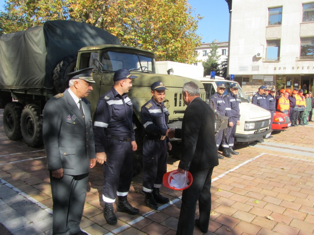 darenie2310131 Кметът Казанджиев връчи официално на Пожарната и БД „СКОРС“ автомобилите – дарение от Германия