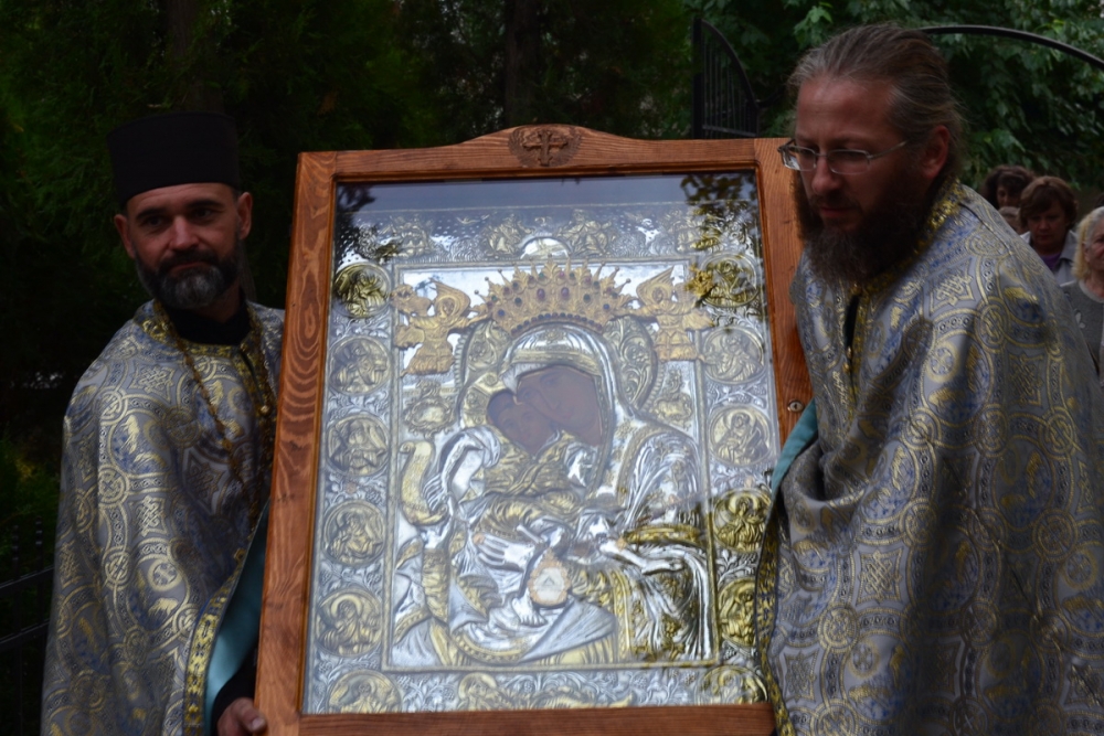 dostoinoest1210135 Духовници и десетки миряни посрещнаха в Ловеч чудотворната икона "Достойно Есть"