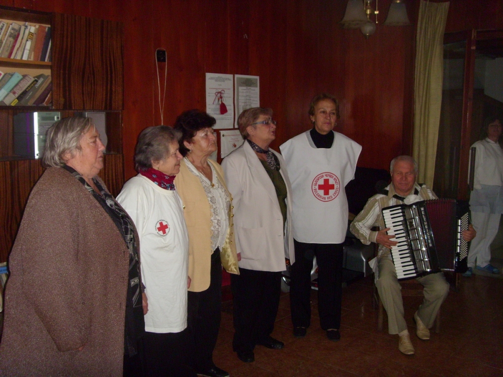 redcross310132 ВЪЗРАСТНИ ДОБРОВОЛЦ НА БЧК ИЗНЕСОХА КОНЦЕРТ НА ХОРАТА ОТ „ДОМ ЗА ВЪЗРАСТНИ ХОРА” В С.СЛИВЕК ПО ПОВОД 1 ОКТОМВРИ –МЕЖДУНАРОДЕН ДЕН НА ХОРАТА ОТ ТРЕТАТА ВЪЗРАСТ