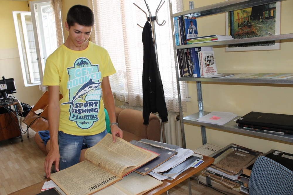 bibl311131 Младежи от Ловеч съхраниха стари ловешки вестници в електронна библиотека