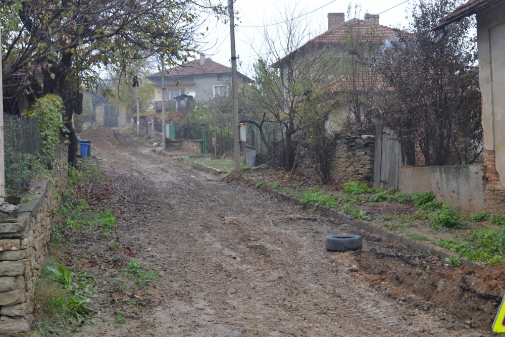 goznica1311131 Необезопасен и необозначен изкоп за малко не взе жертва в ловешкият квартал Гозница! КОЙ не си върши работата?