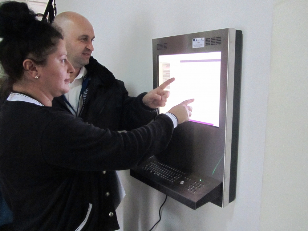 kiosk411131 Киоск-терминал за достъп на гражданите до интернет приложения монтиран в общината
