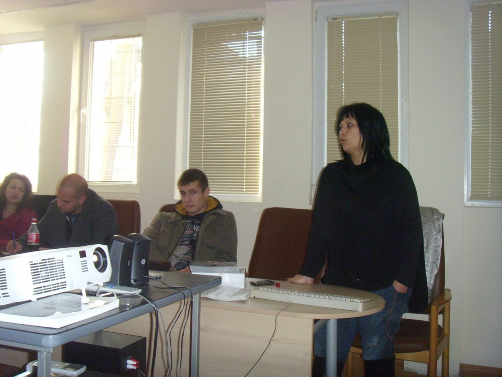 redcross512132 РЗИ изнесе презентациа на младите доброволци от библиотеката и червенокръстците на тема „ХИВ/СПИН и сексиално предавани инфекции”