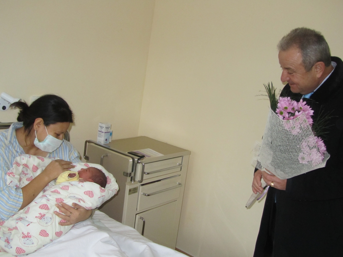 2.01.14 първо бебе Кметът Казанджиев с подаръци при новородените в Ловеч. Радослав се казва първият мъж на града роден през 2014!