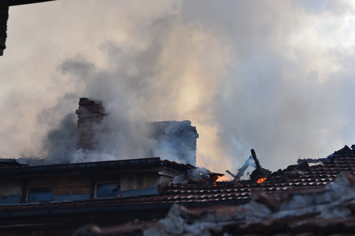 pojar14011445 200м2 покривна конструкция, 7 тавански помещения и домашно имущество и техника са изгорели във вчерашният пожар