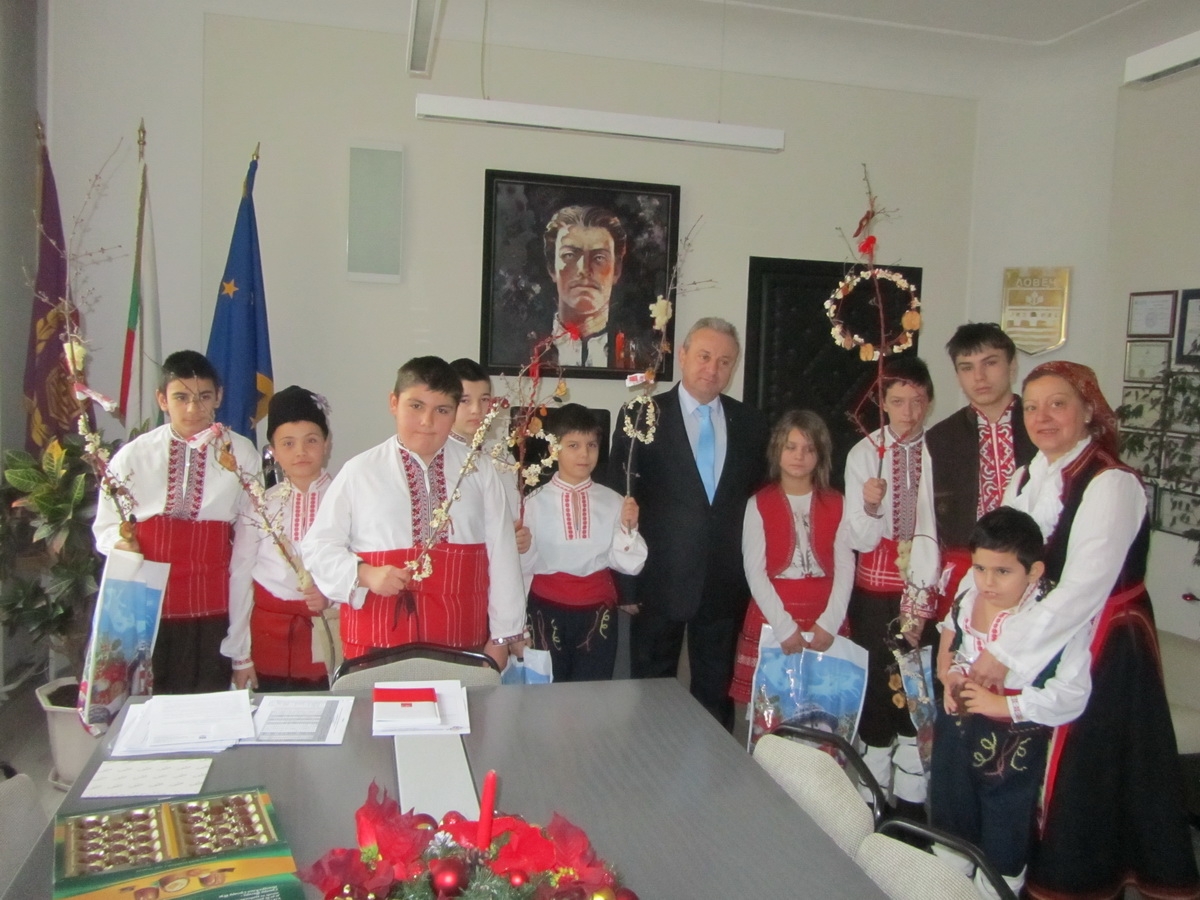 survakari201141 Сурвакари от Ресурсния център поздравиха днес общинската администрация с новата година