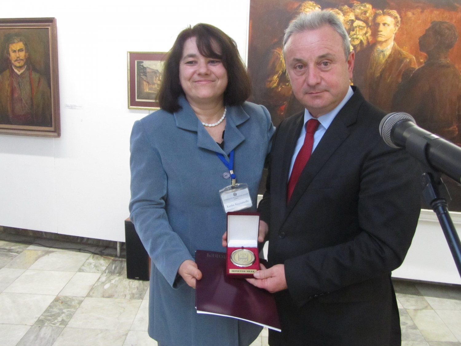 20.02.14 почетен знак Кметът Казанджиев връчи на Регионалния исторически музей почетния знак на община Ловеч
