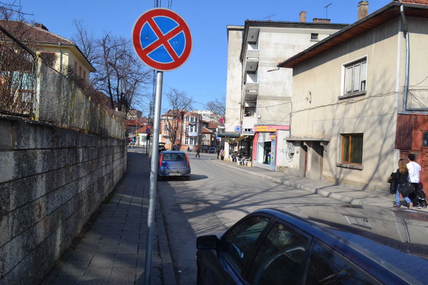 znak1602141 Граждани впечатлени от добрата работа на ловешката полиция, но питат защо се слагат безумно знаци?